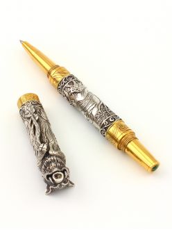 Серебреная ручка Кабан с изумрудом